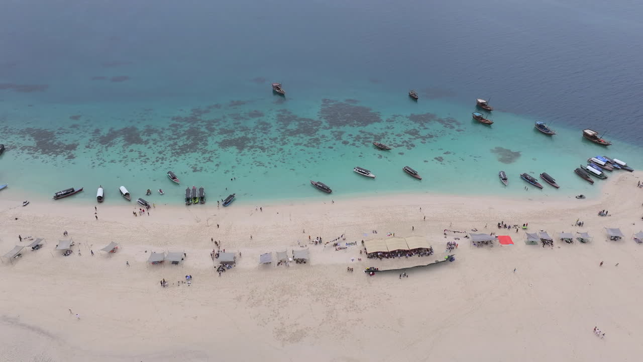 Beyaz kumlu plajı, tekneleri ve turistleriyle güzel Nakupenda adasının havadan görünümü, Zanzibar, Tanzanya