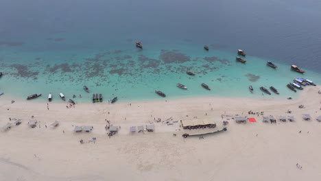 Vista-Aérea-De-La-Hermosa-Isla-Nakupenda-Con-Playa-De-Arena-Blanca,-Barcos-Y-Turistas,-Zanzíbar,-Tanzania