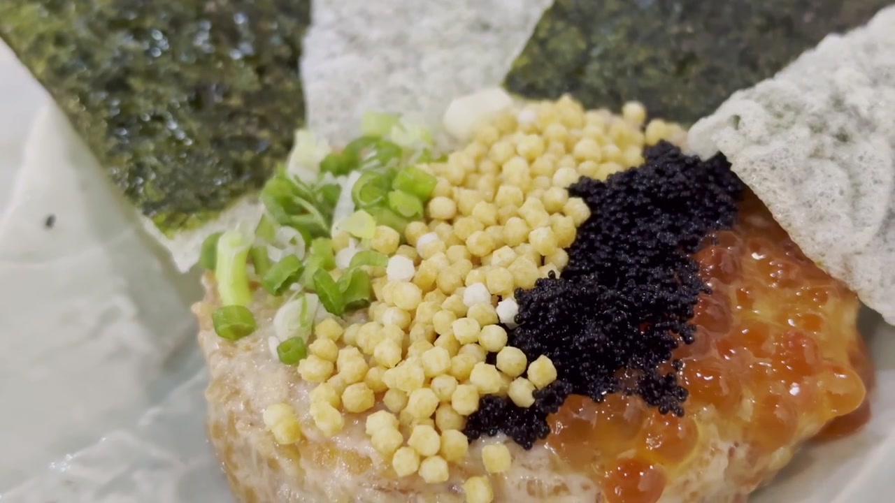 Primo piano di tartare di salmone fresco preparata con ingredienti di prima qualità, impiattata elegantemente per un'esperienza culinaria raffinata di ispirazione giapponese