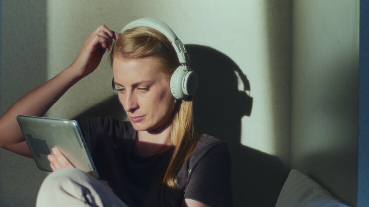 eine nachdenkliche frau über eine schwierige aufgabe nachdenkt, indem sie ein digitales tablet benutzt