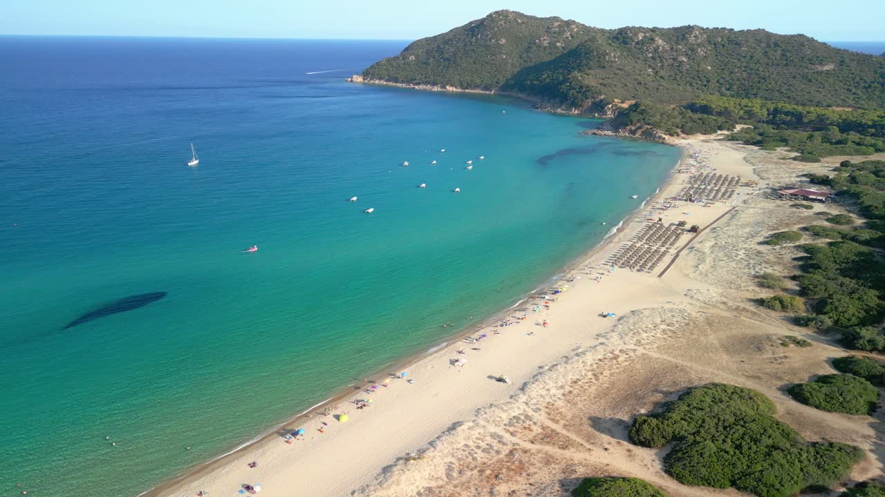 사르데냐 이탈리아의 멋진 공중 이미지, 사람이 거의 없는 빌라시미우스 해변