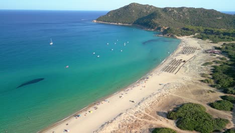 espectacular imagen aérea en cerdeña italia, playa de villasimius con poca gente