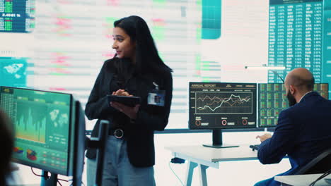enterprise manager looking into project updates and details in monitoring room