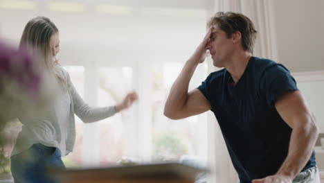 pareja joven feliz bailando en casa celebrando divirtiéndose fin de semana por la mañana juntos disfrutando de un divertido baile en el dormitorio celebración de una relación exitosa 4k footage