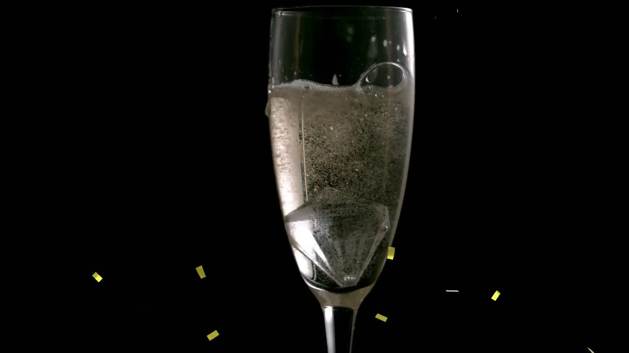 ⁇ 페인 잔 위에 떨어지는 금 콘페티의 애니메이션