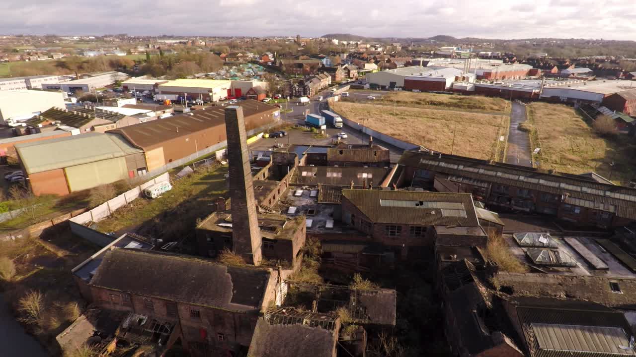 longport, stoke on trent, staffordshire에 위치한 오래되고 버려진 도자기 공장과 병 가마의 항공 영상