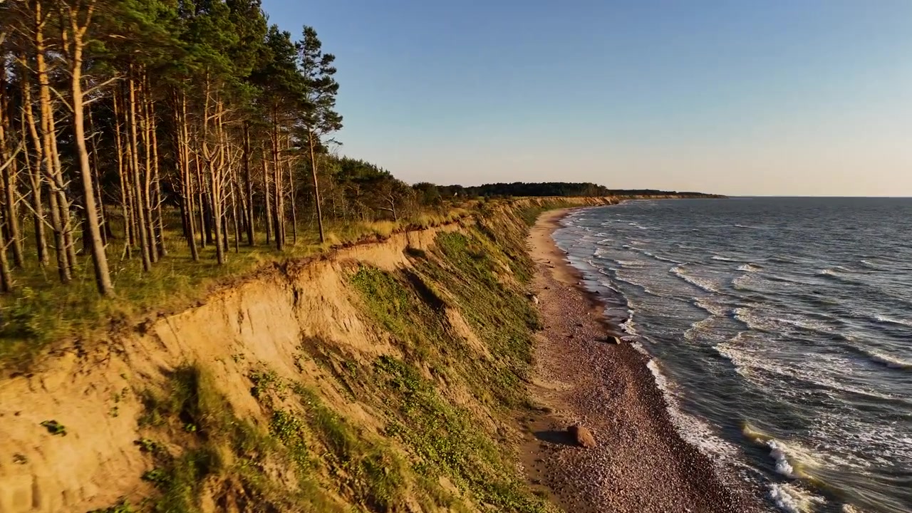 Фантастический аэрофотоснимок с дрона, охватывающий живописные морские утесы и захватывающую дух береговую линию вдоль балтийского побережья Юркалне, Латвия.