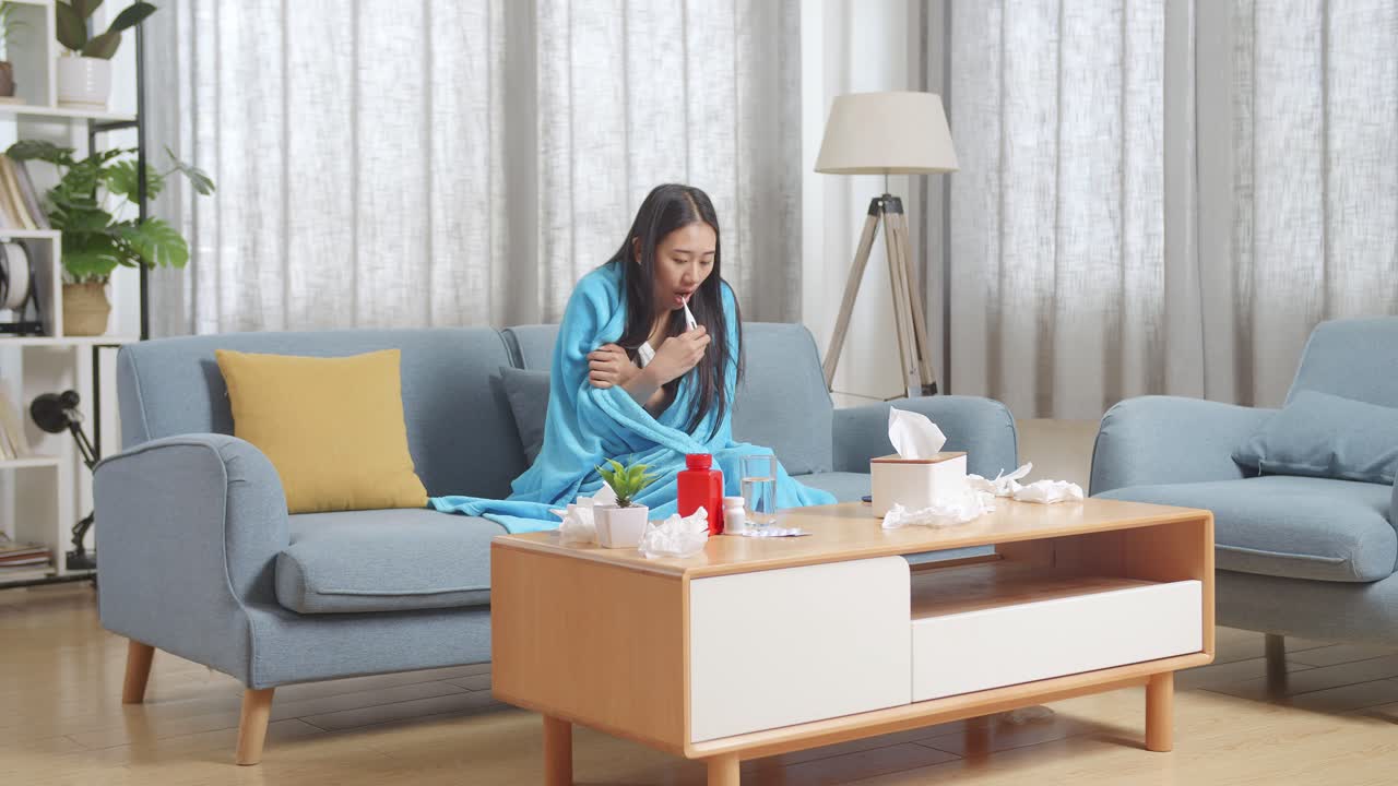 가정에서 온도를 측정하는 여성