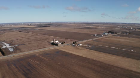 Scheune-Und-Silo-Des-Bauernhofs,-Umgeben-Von-Braunen-Feldern-Im-Spätwinter