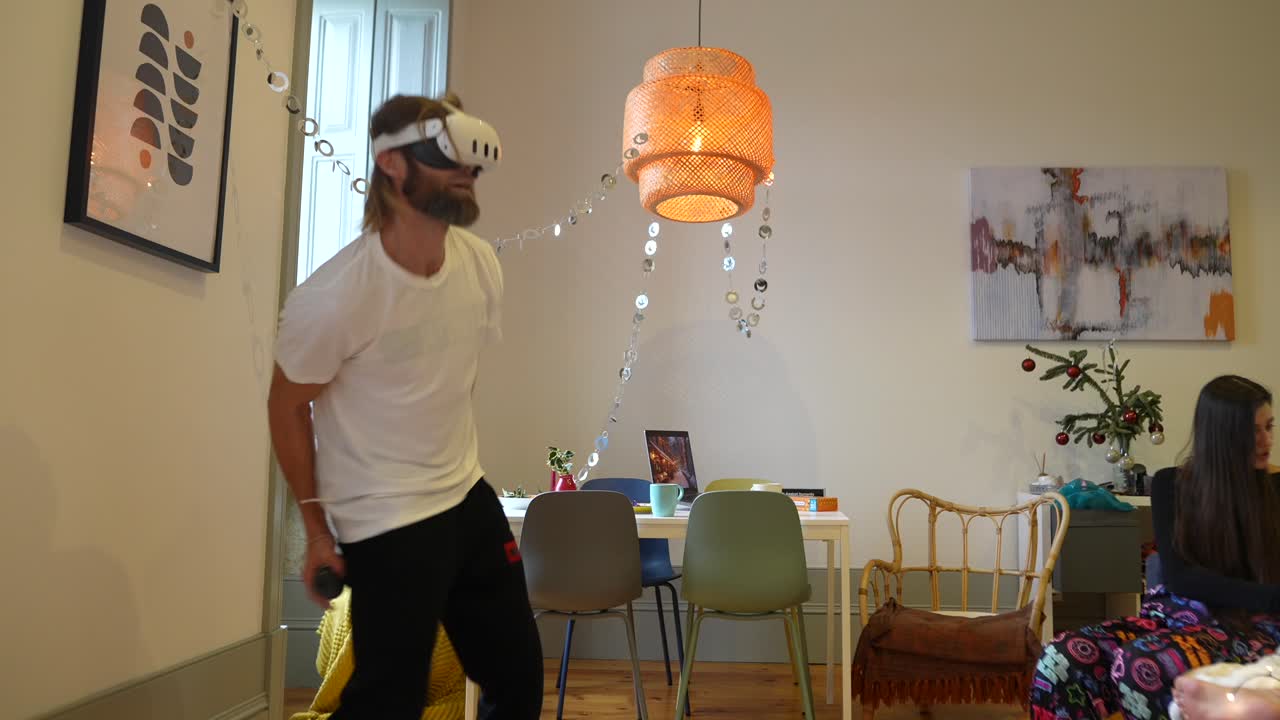 쾌적한 거실에서 vr 헤드을 사용하는 남자