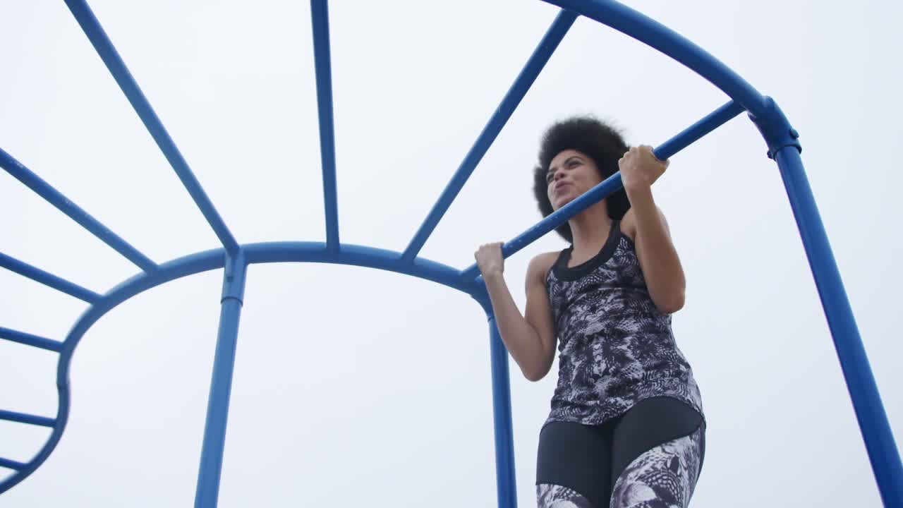 mujer de raza mixta trabajando afuera