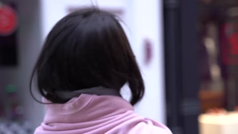 아름 다운 젊은 여자 따라, 점프와 카메라에 미소를 닫습니다
