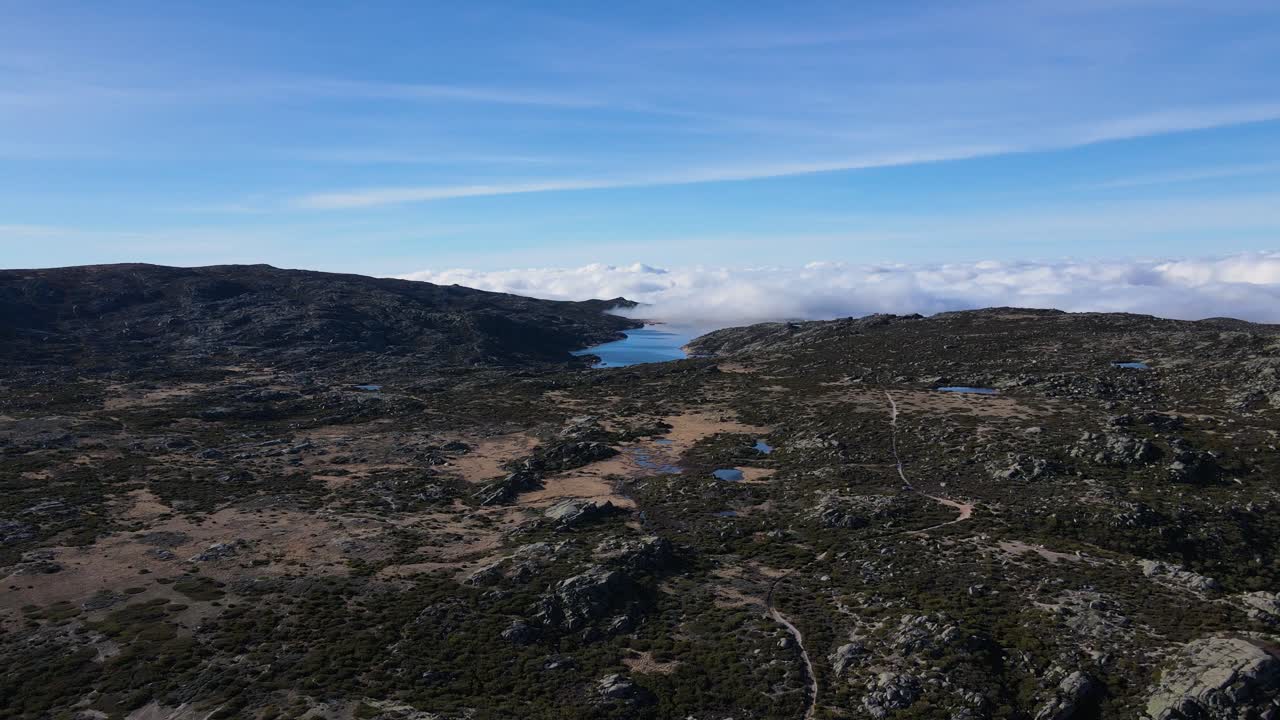 수평선 위의 구름 아래로 가는 산 절벽의 공중 전망