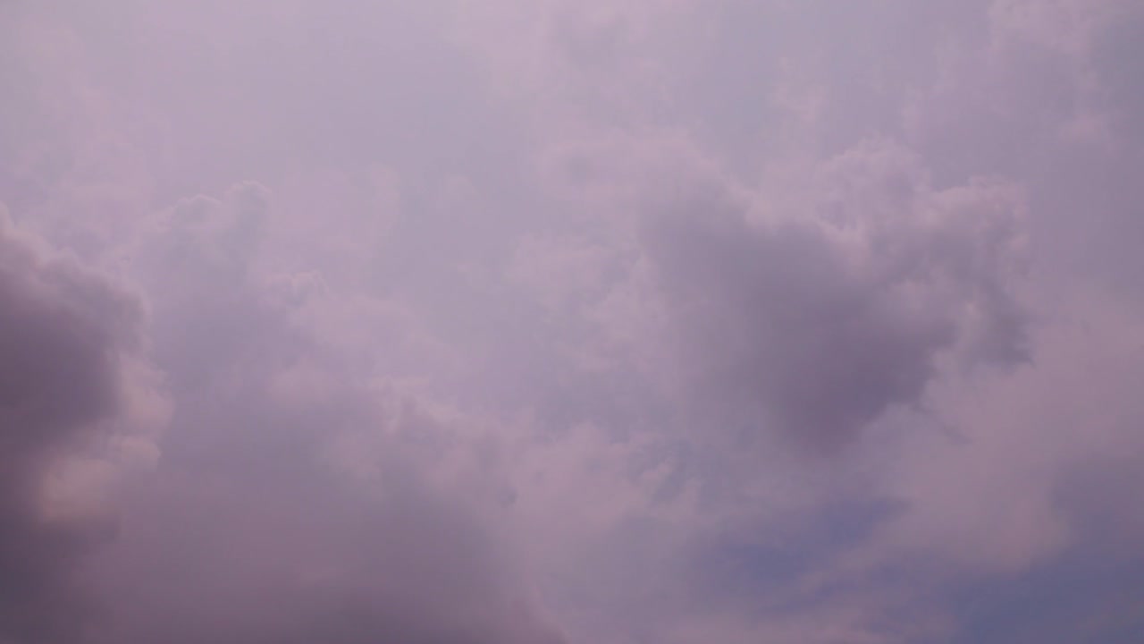 lapso de tiempo: rayos de sol brillando a través de nubes blancas dramáticas en movimiento
