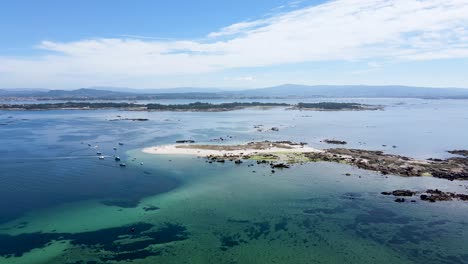 Aerial-walkthrough-above-the-Ría-de-Arousa-heading-the-magestic-island-of-El-Areoso,-Galicia