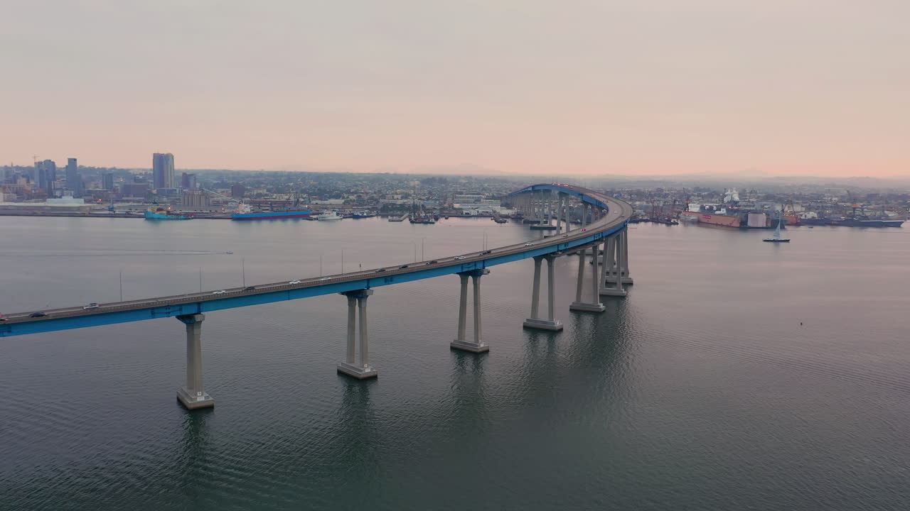 코로나도 다리의 아침 전경