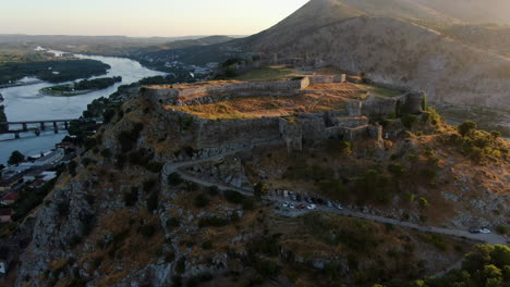 fantástica toma aérea al atardecer y en órbita del castillo shkoder de rozafa