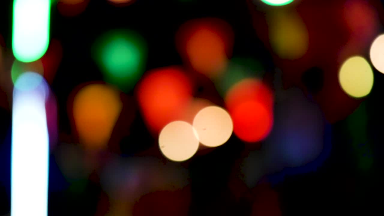 Luci notturne sfocate e tipico bokeh cittadino.