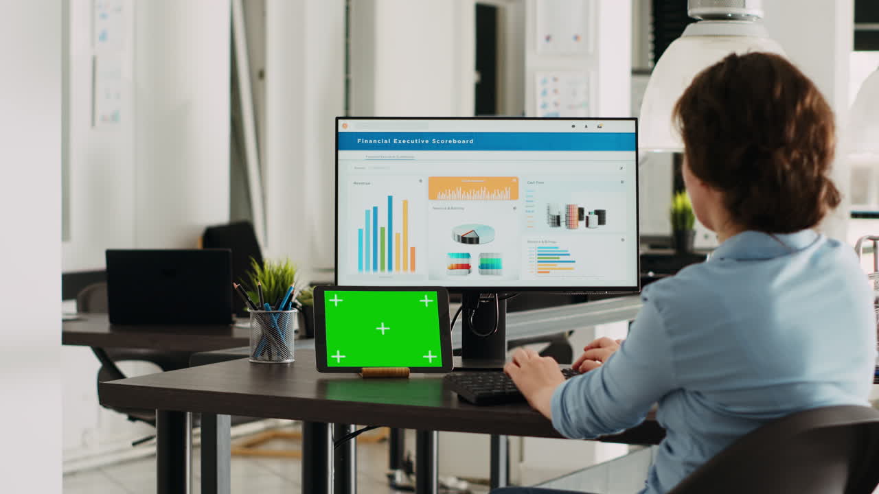 el gerente de negocios comprueba la pantalla verde.