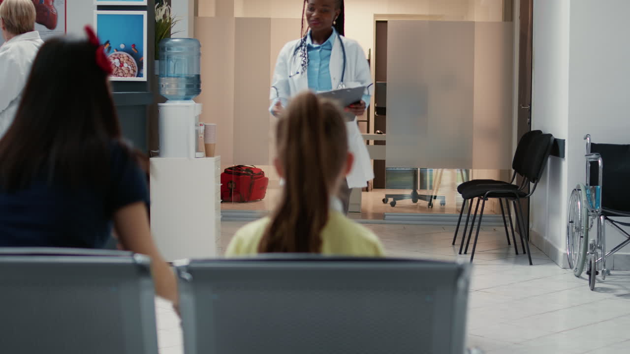 Sala de espera de hospital com médicos e pacientes