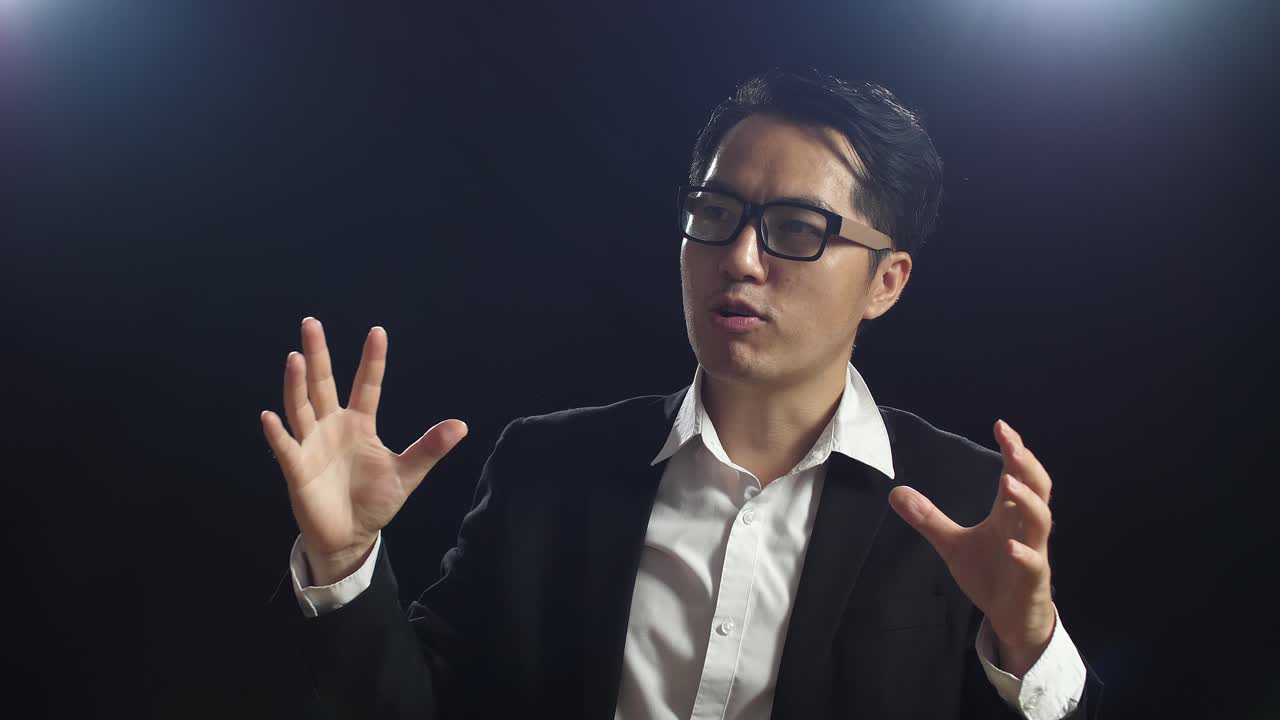 공식 의복 을 입은 사업가 가 프레젠테이션 을 하고 있다