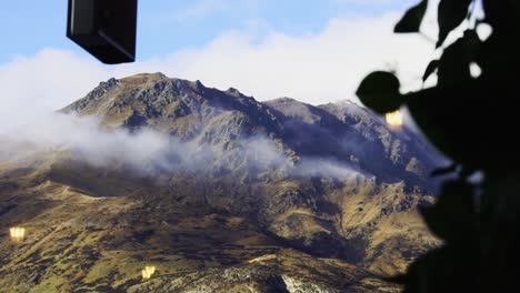 Vista-Perfecta-De-La-Hermosa-Cordillera-Con-Nubes-Bajas