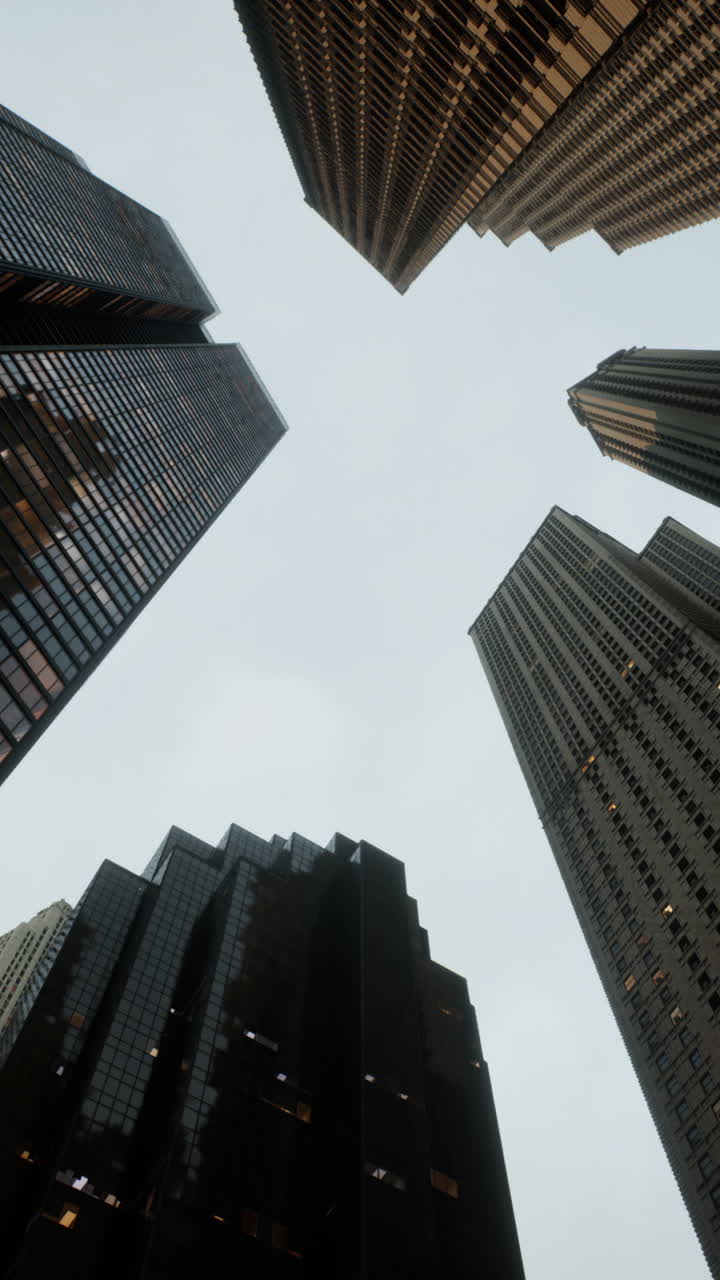 mirando hacia arriba a los rascacielos