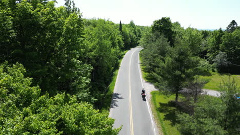 cicloturista montando su bicicleta escalando una montaña en estrie quebec canadá