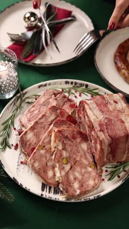 paté de navidad con decoración de mesa festiva
