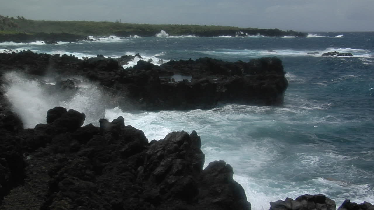большой тихоокеанский шторм бьет по гавайям большими волнами 2