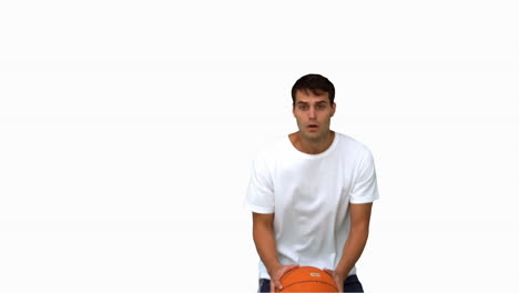hombre atrapando y lanzando una pelota de baloncesto en la pantalla blanca