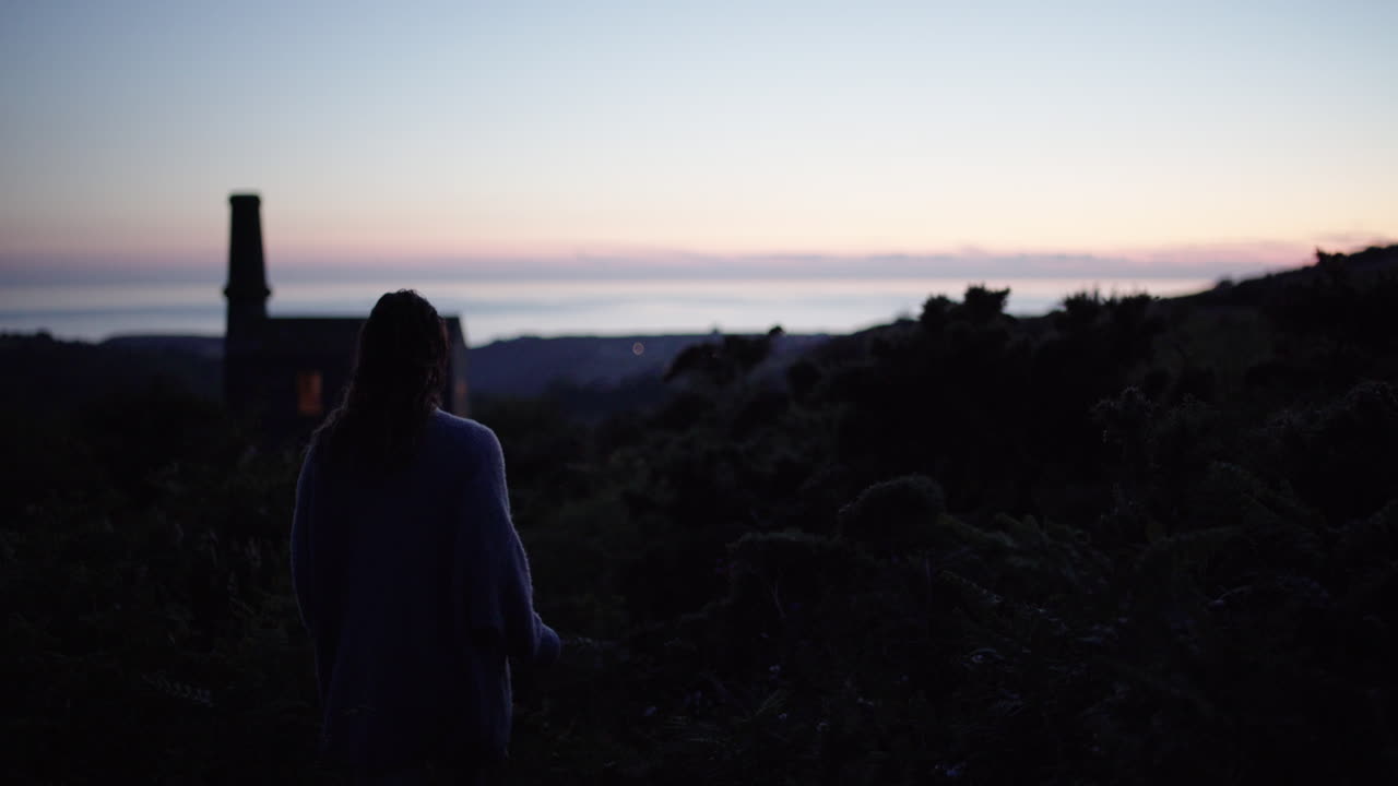 夕方、地平線に向かって歩く