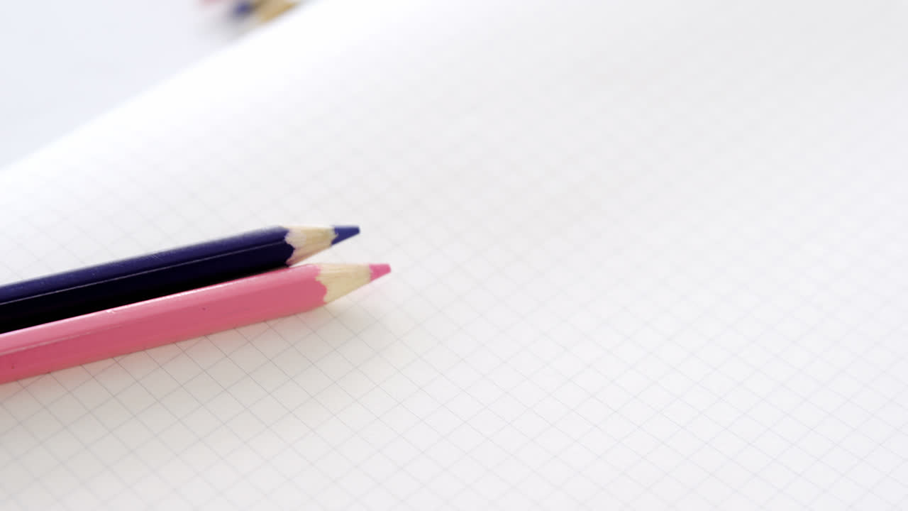 lápices de color y cuaderno