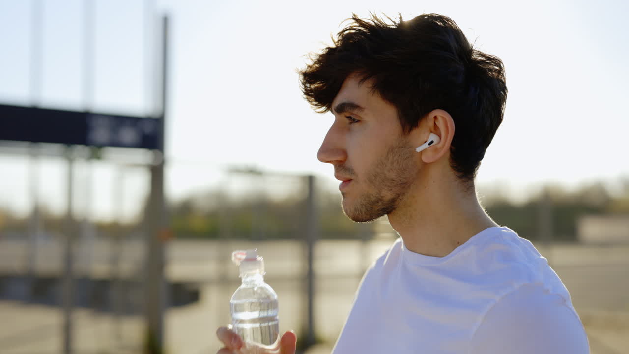 hombre bebiendo agua al aire libre