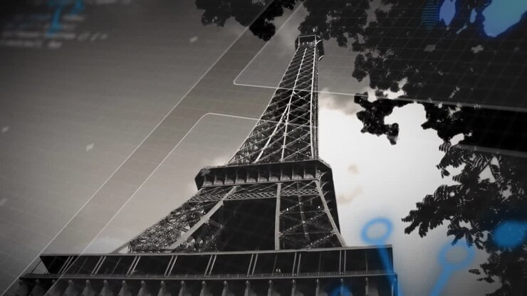 Apertura con vista in scala di grigi dal basso, la Torre Eiffel che acquisisce sovrapposizioni UI di mappe a griglia di codici che visualizzano dati.