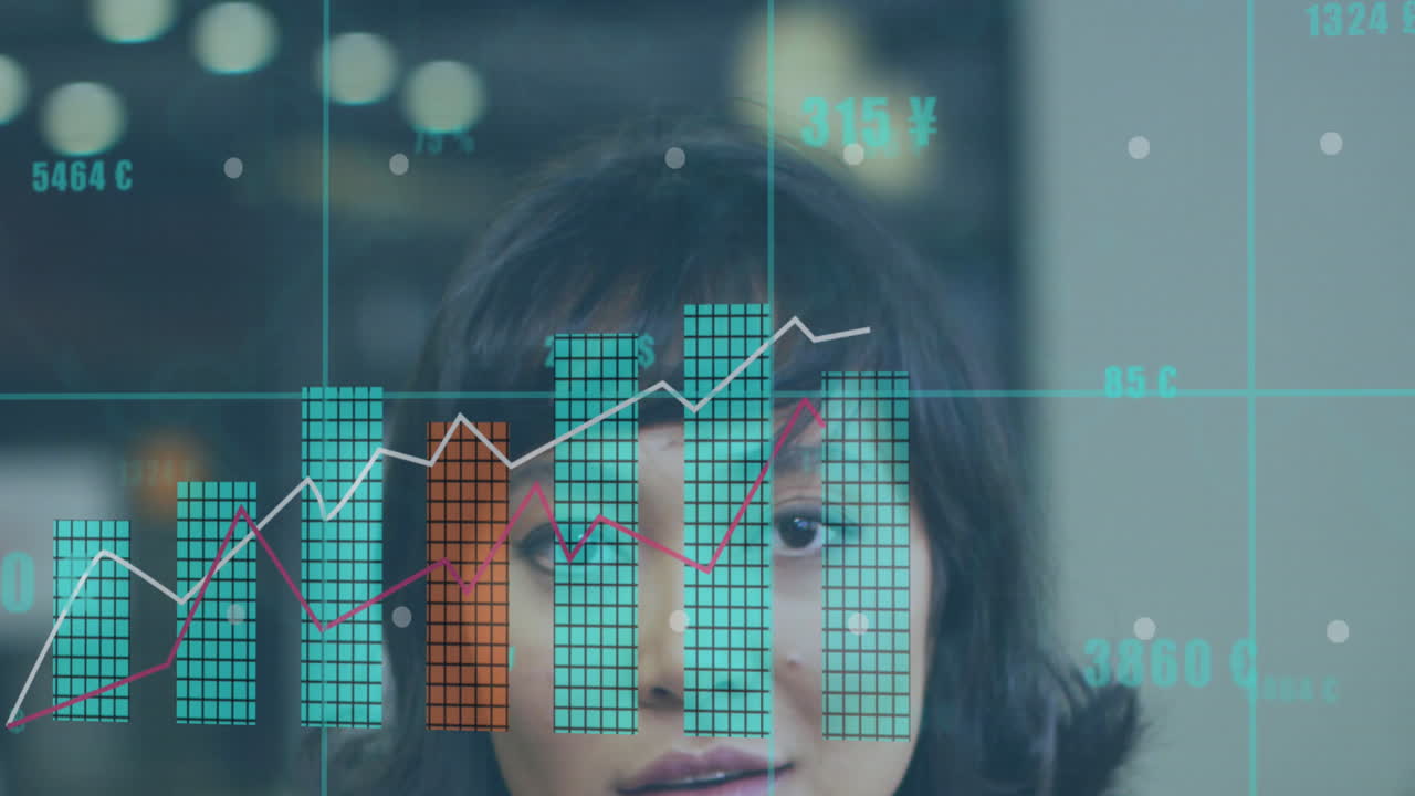 animación de gráficos, números cambiantes y símbolos de divisas en primer plano de una mujer asiática