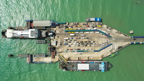 muelle nathon para vehículos y transporte de carga en koh samui, tailandia