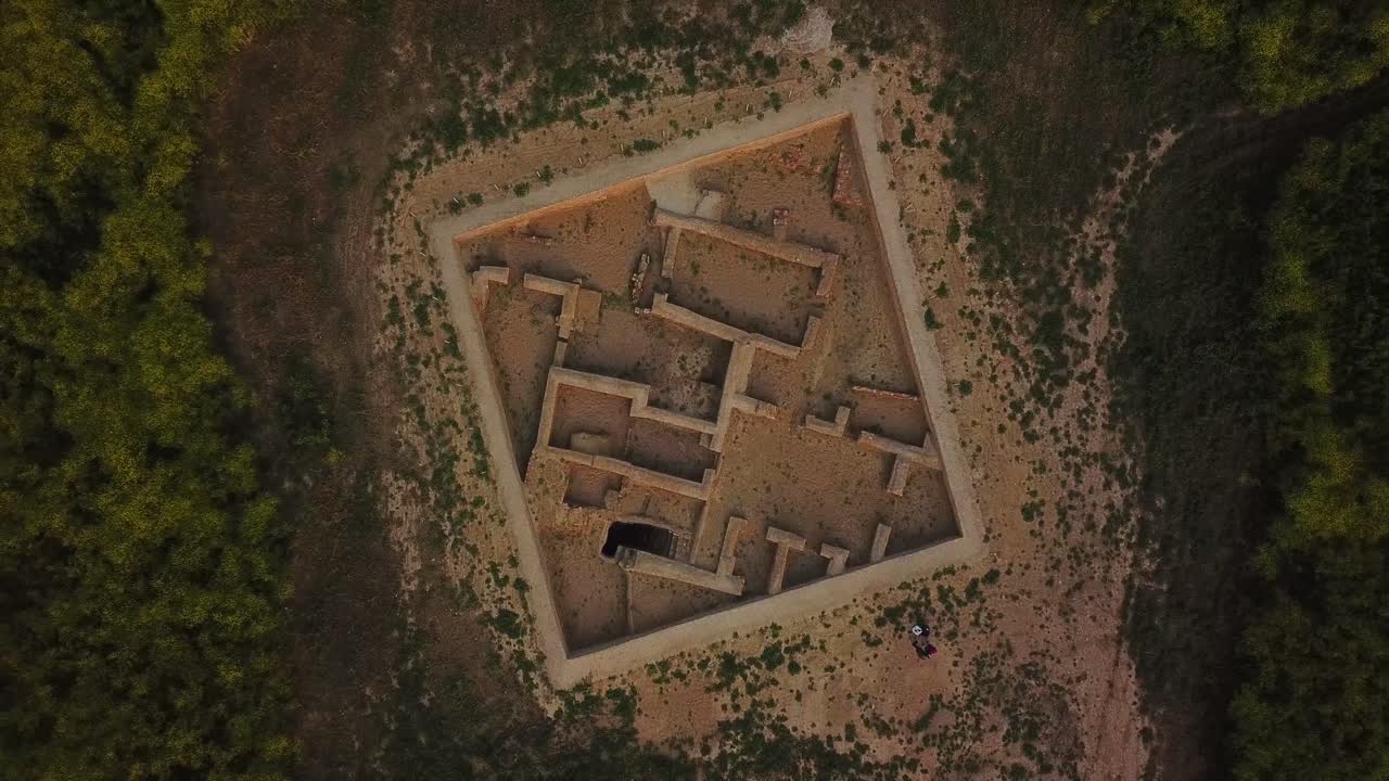 birdseye maravilloso tiro aéreo en las antiguas ruinas del centro académico histórico en gundeshapur sitios arqueológicos civilización en irán en el medio este de la granja campo de agricultura tierra en rural dezful