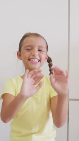 video de niñas felices y diversas saludando a la cámara en el pasillo de la escuela