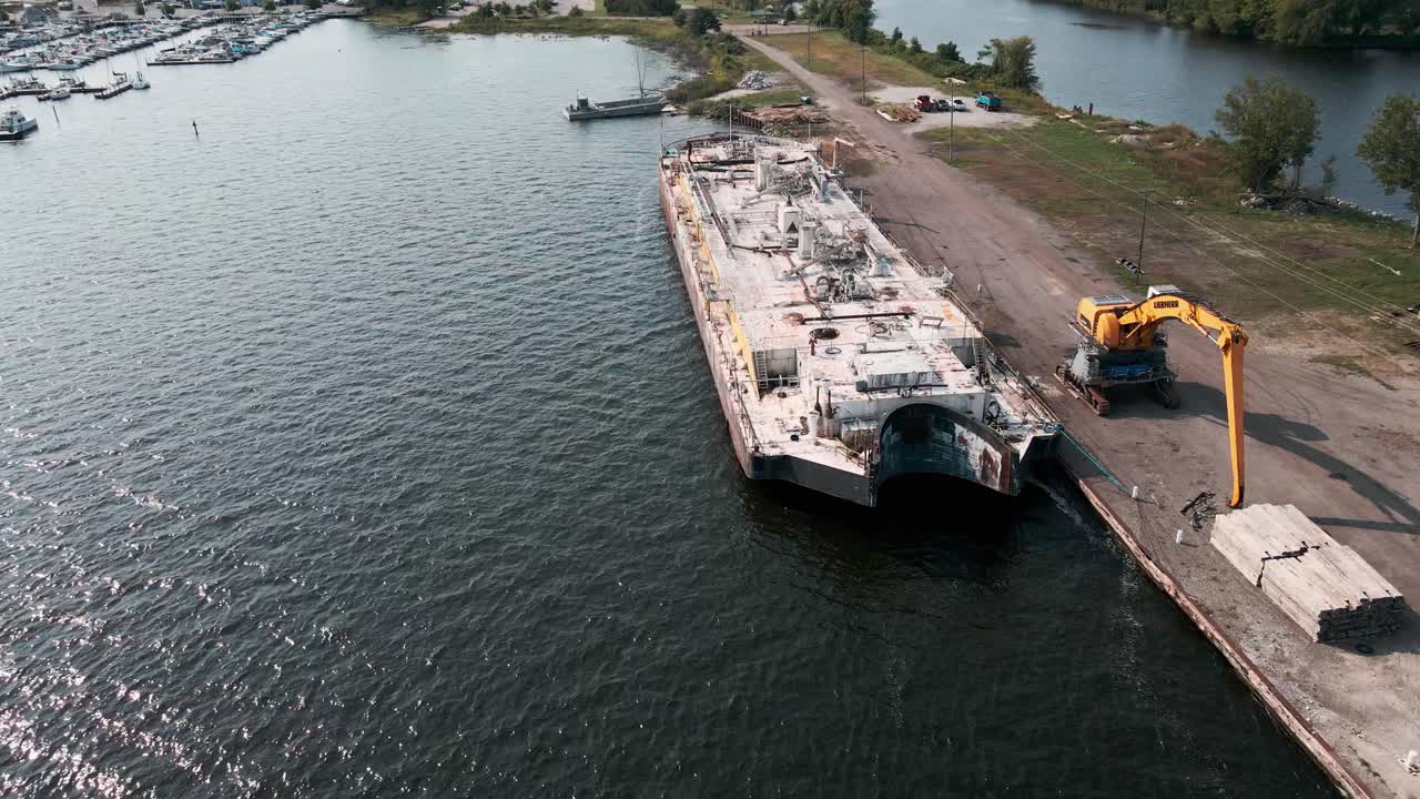 vista de pájaro de un casco oxidado