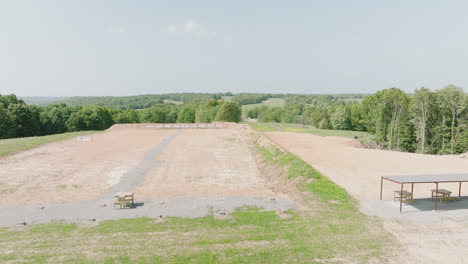 bancos de tiro y objetivos en el campo de tiro en leach, oklahoma