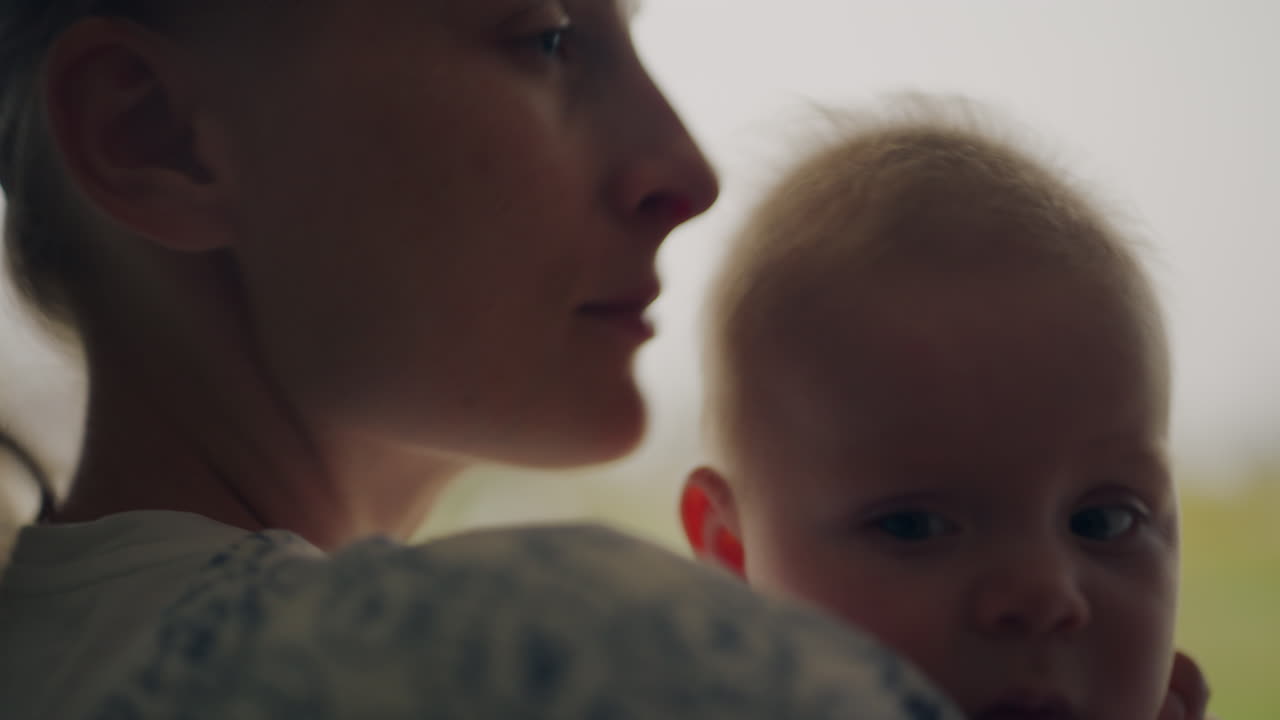 아기 를 안고 있는 어머니