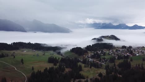 rückansicht des luftwagens über arvenbüel in der schweiz mit dramatischem nebel