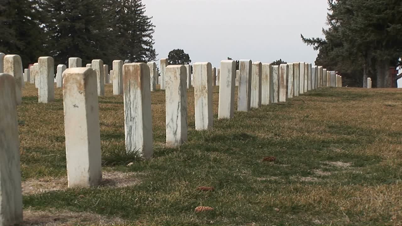 una impresionante vista trasera de lápidas en el cementerio nacional de arlington mientras la cámara recorre fila tras fila de estos monumentos a los soldados caídos