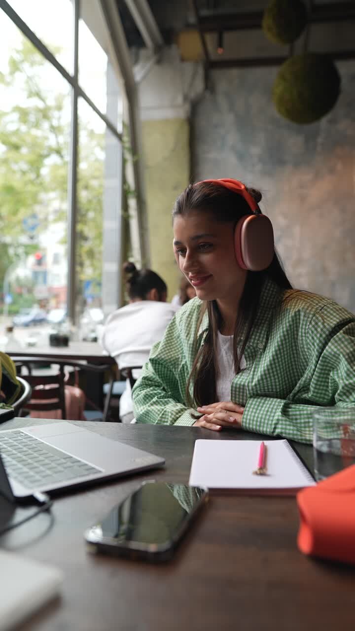 Kvinne som studerer på en kafé