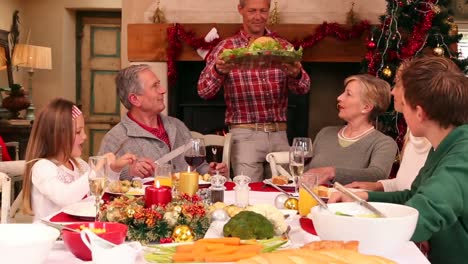 Familie-Mit-Drei-Generationen-Beim-Gemeinsamen-Weihnachtsessen