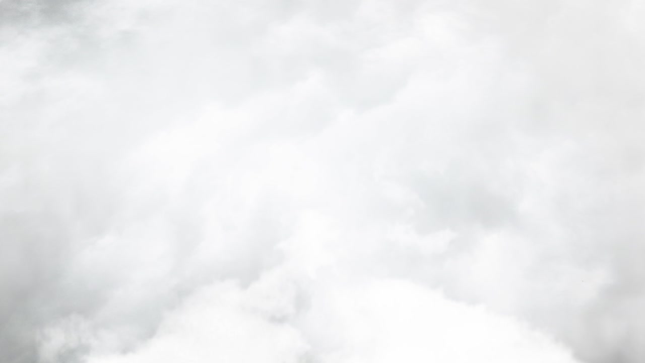 ponto de vista de cima, nuvens negras escuras e grossas e trovoadas