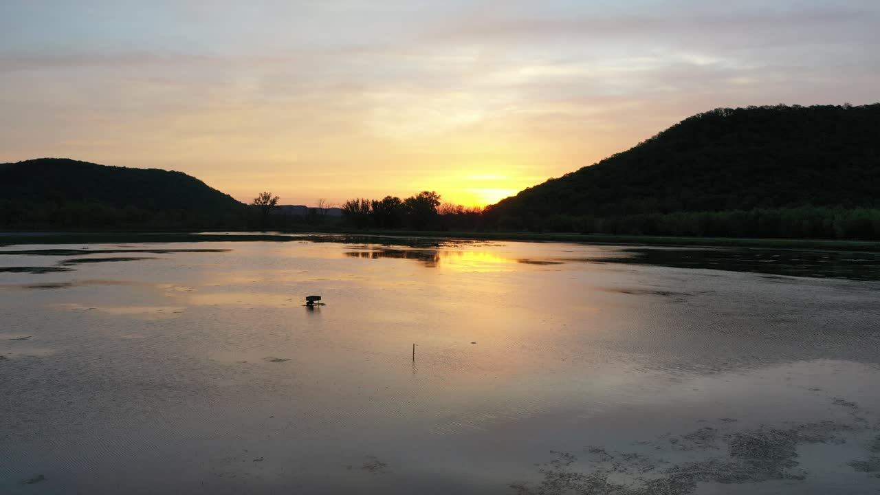 은 강 위에 해가 지는 모습과 반사