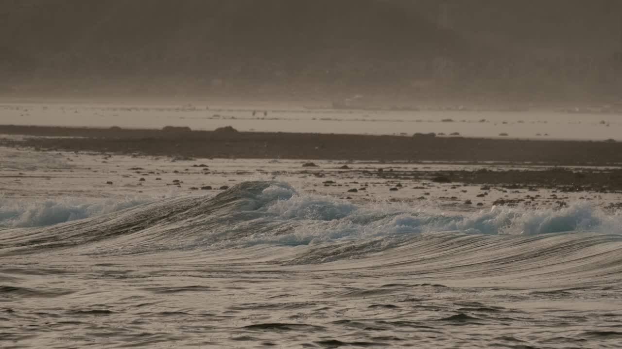 일몰 동안 쿠타 롬복(kuta lombok) 근처의 세게르(seger)의 암초와 파도에 대한 전망