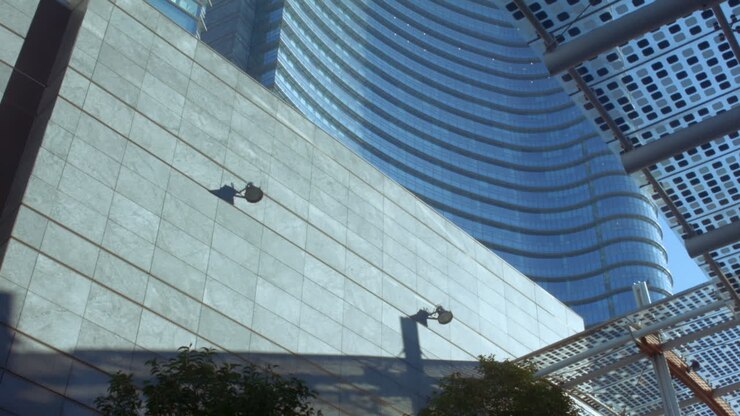 Una ripresa con carrello di moderni edifici minimalisti nel quartiere degli affari di Piazza Gae Aulenti a Milano, Italia
